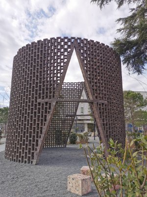 41.32962799055556,19.81866073583333