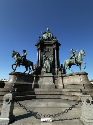 48.20459444444445,16.360925