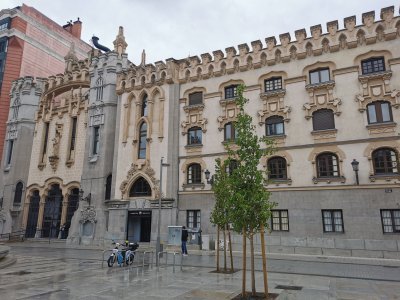 40.42305555555555,-3.715