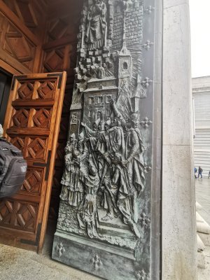 40.41532897944445,-3.71394324277778