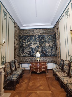 47.76765060416667,2.37550210944444