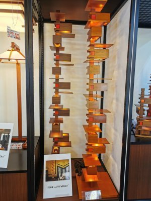 35.69907379138888,139.77481079083336